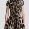 A-linjeformad jacquardklänning med leopardmönster