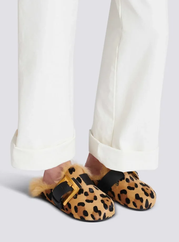 Anthem mules i ponnyläder med leopardmönster och fuskpäls Anthem mules i ponnyläder med leopardmönster och fuskpäls