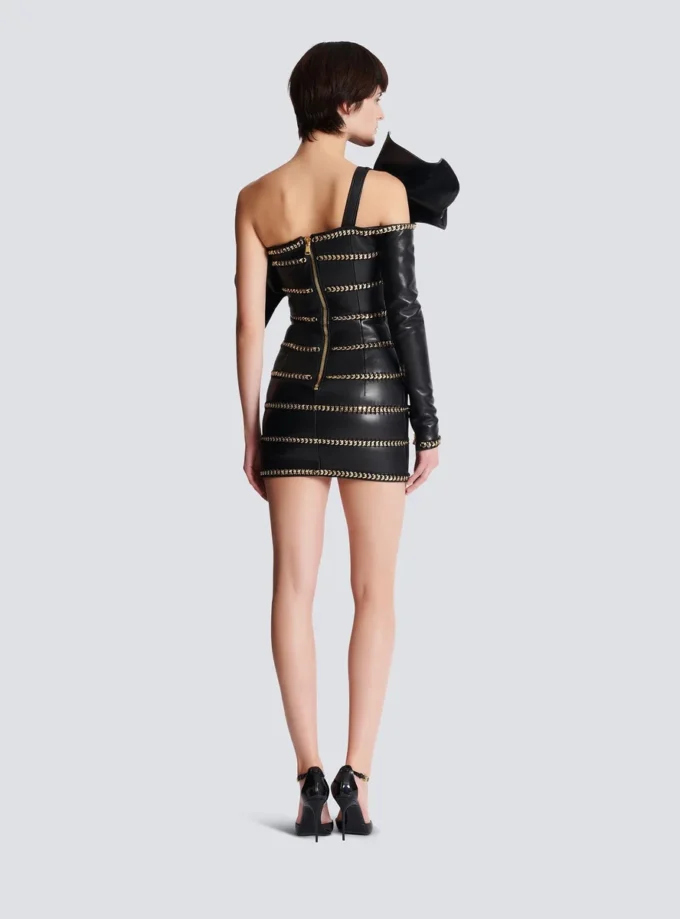 Asymmetrisk bodycon-klänning i läder med kedjor Asymmetrisk bodycon-klänning i läder med kedjor