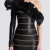 Asymmetrisk bodycon-klänning i läder med kedjor Asymmetrisk bodycon-klänning i läder med kedjor