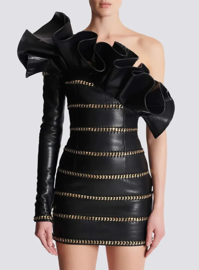 Asymmetrisk bodycon-klänning i läder med kedjor Asymmetrisk bodycon-klänning i läder med kedjor