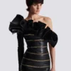 Asymmetrisk bodycon-klänning i läder med kedjor Asymmetrisk bodycon-klänning i läder med kedjor