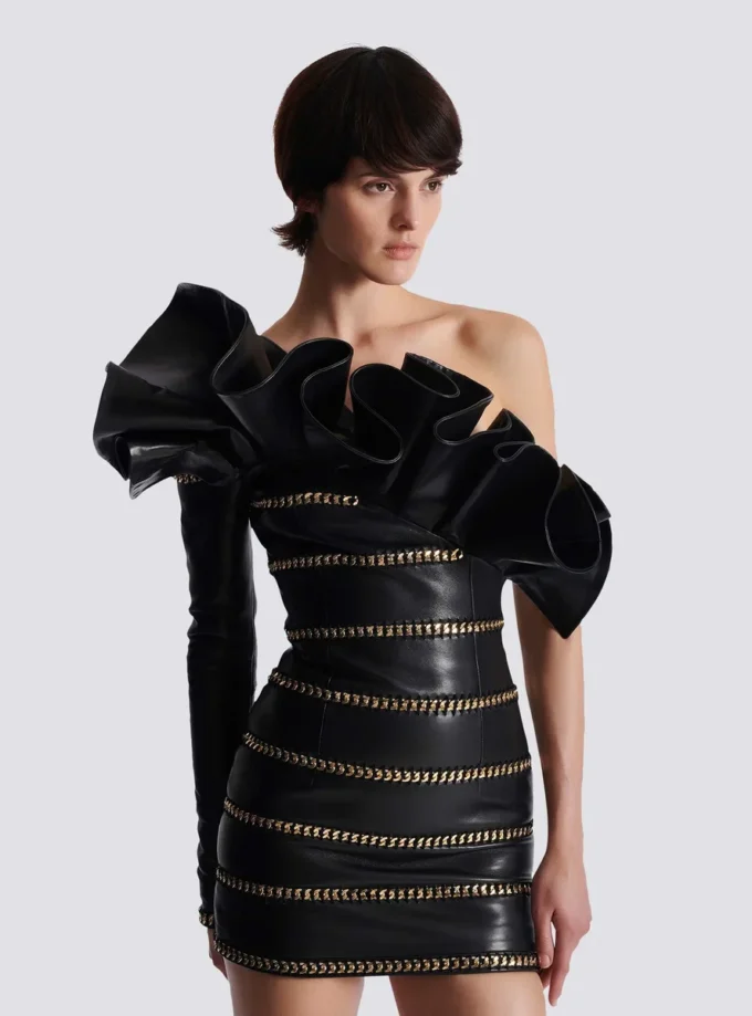 Asymmetrisk bodycon-klänning i läder med kedjor Asymmetrisk bodycon-klänning i läder med kedjor
