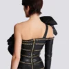 Asymmetrisk bodycon-klänning i läder med kedjor Asymmetrisk bodycon-klänning i läder med kedjor