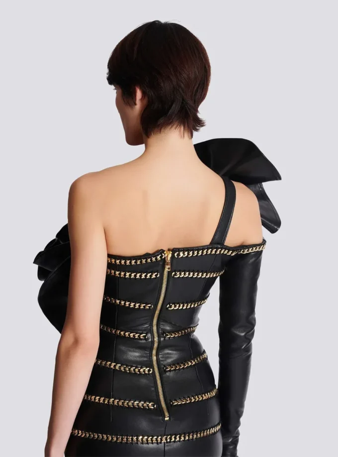 Asymmetrisk bodycon-klänning i läder med kedjor Asymmetrisk bodycon-klänning i läder med kedjor