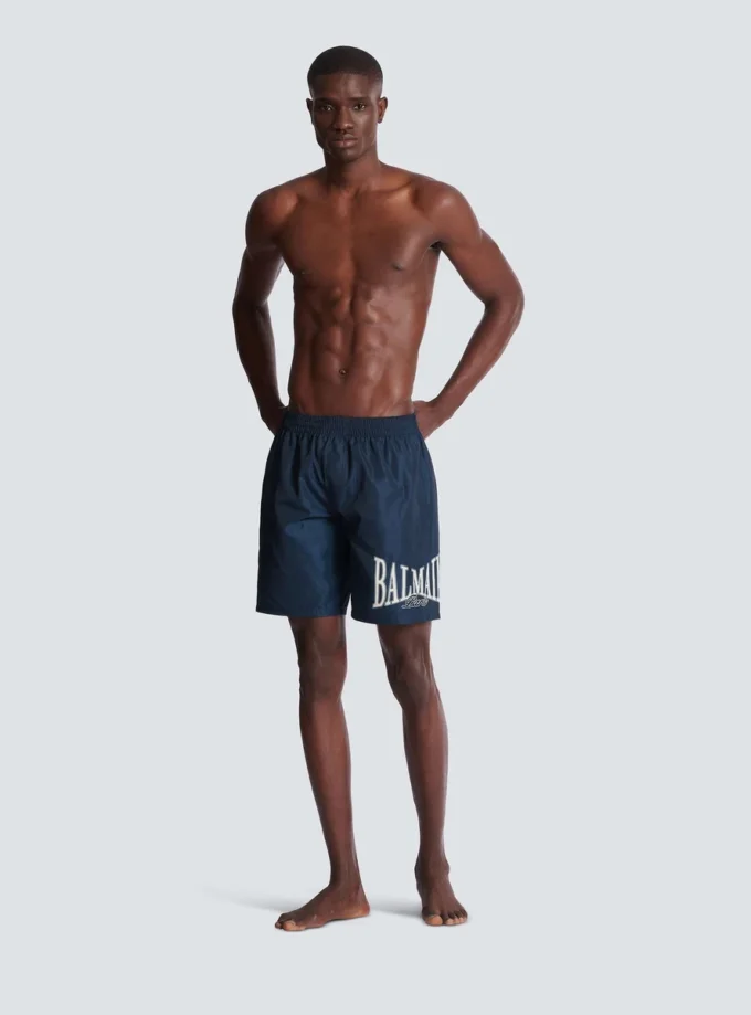 Badshorts med Balmain College-logotyp