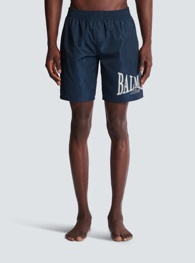 Badshorts med Balmain College-logotyp