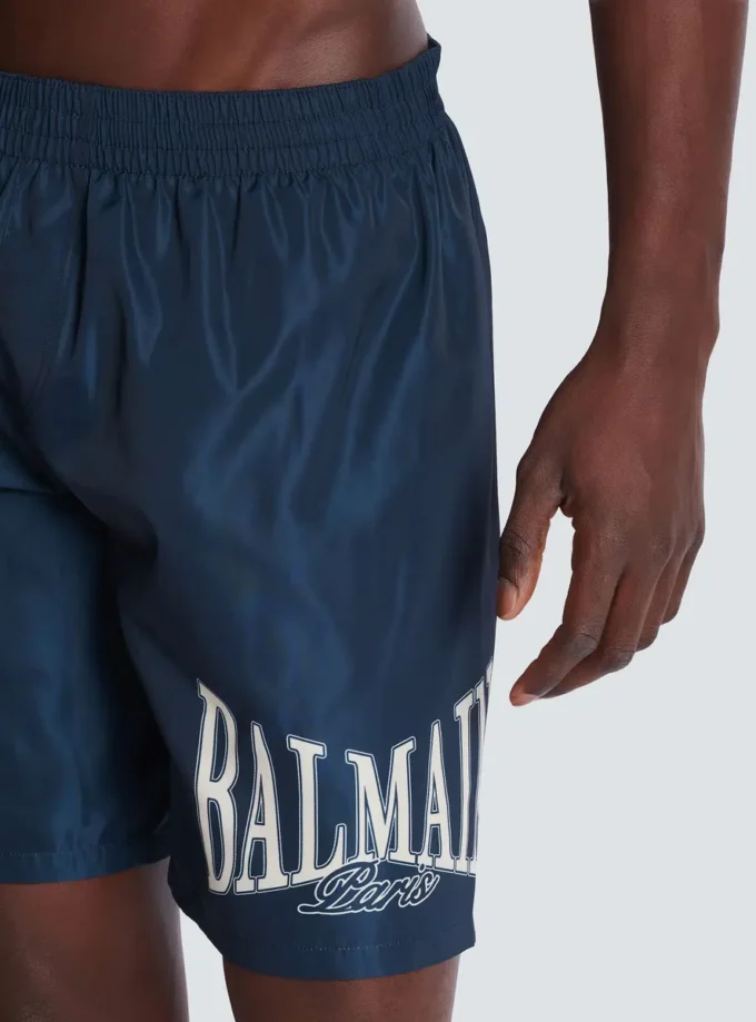 Badshorts med Balmain College-logotyp