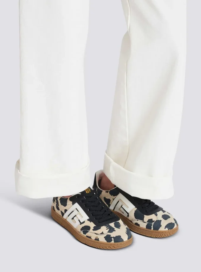 Balmain Swan sneakers i mocka med leopardmönster Balmain Swan sneakers i mocka med leopardmönster