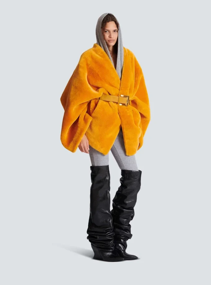 Bältad shearlingkapp Bältad shearlingkapp