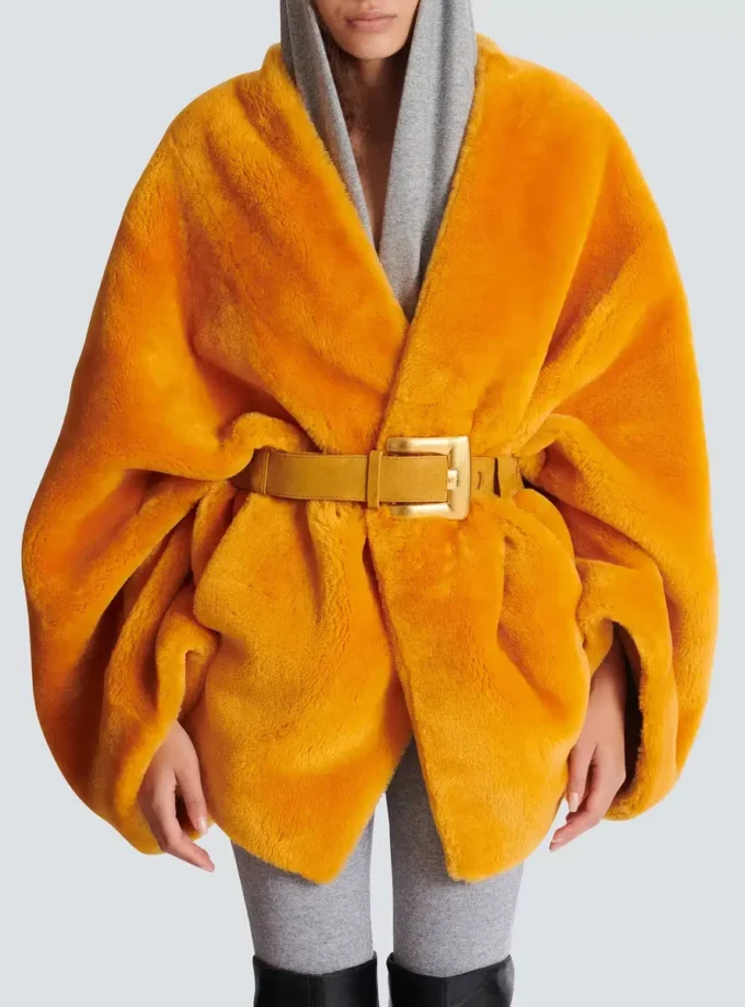 Bältad shearlingkapp Bältad shearlingkapp