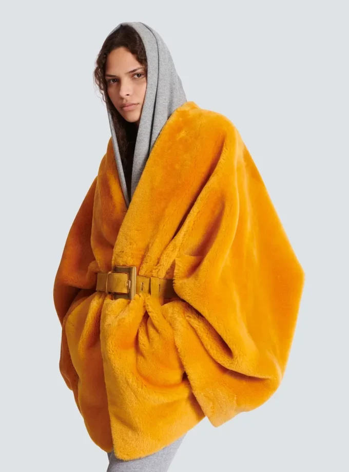 Bältad shearlingkapp Bältad shearlingkapp