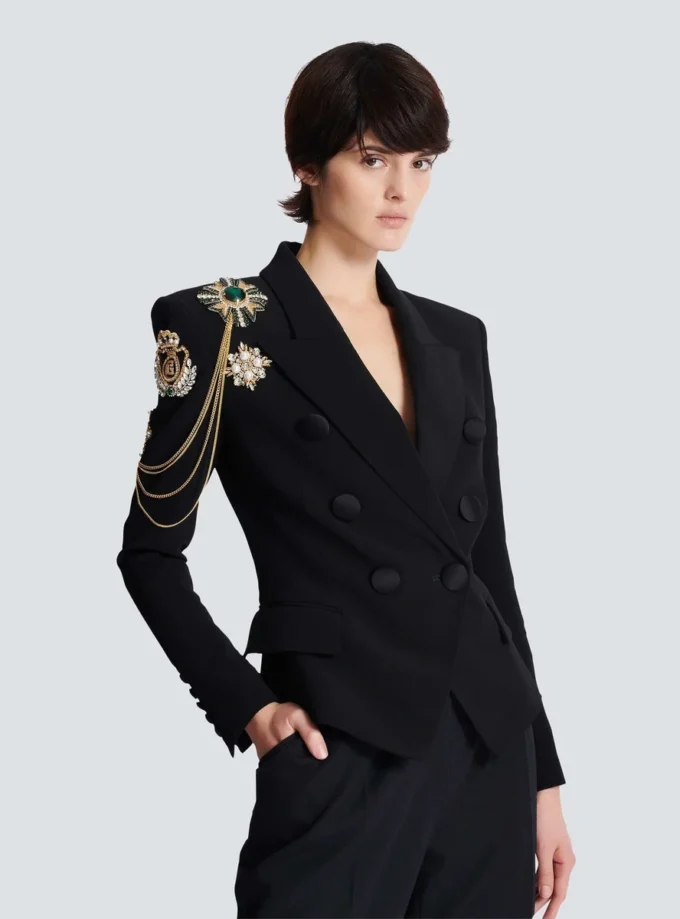 Crepe-jacka med 6 knappar och broderade patchar