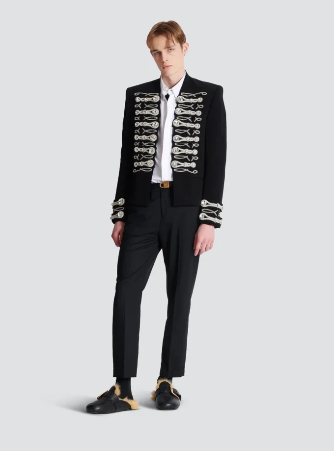 Crepe spencer-jacka med broderad frogging Crepe spencer-jacka med broderad frogging