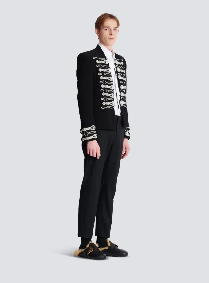 Crepe spencer-jacka med broderad frogging Crepe spencer-jacka med broderad frogging