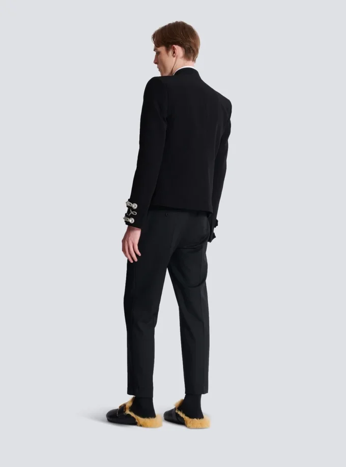 Crepe spencer-jacka med broderad frogging Crepe spencer-jacka med broderad frogging