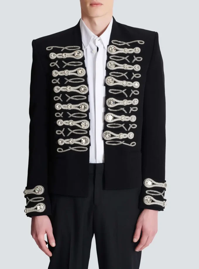 Crepe spencer-jacka med broderad frogging Crepe spencer-jacka med broderad frogging
