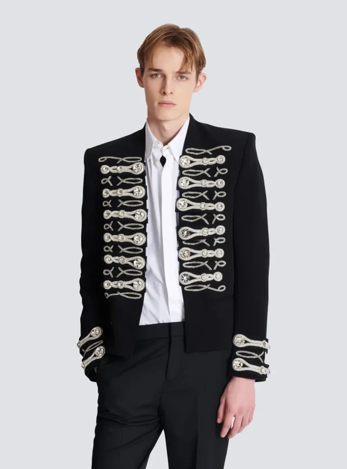 Crepe spencer-jacka med broderad frogging Crepe spencer-jacka med broderad frogging