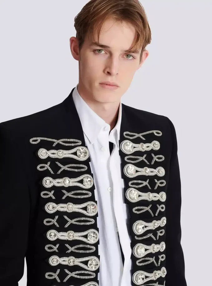 Crepe spencer-jacka med broderad frogging Crepe spencer-jacka med broderad frogging