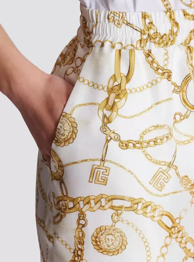 Flödande byxor i tryckt siden med Balmain Chains-mönster Flödande byxor i tryckt siden med Balmain Chains-mönster