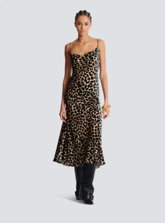 Flödande klänning i sammet med leopardmönster