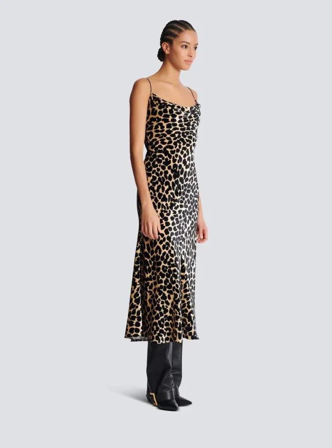 Flödande klänning i sammet med leopardmönster Flödande klänning i sammet med leopardmönster