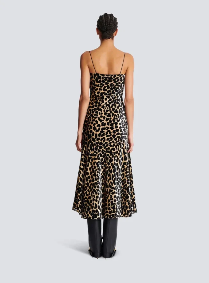Flödande klänning i sammet med leopardmönster Flödande klänning i sammet med leopardmönster
