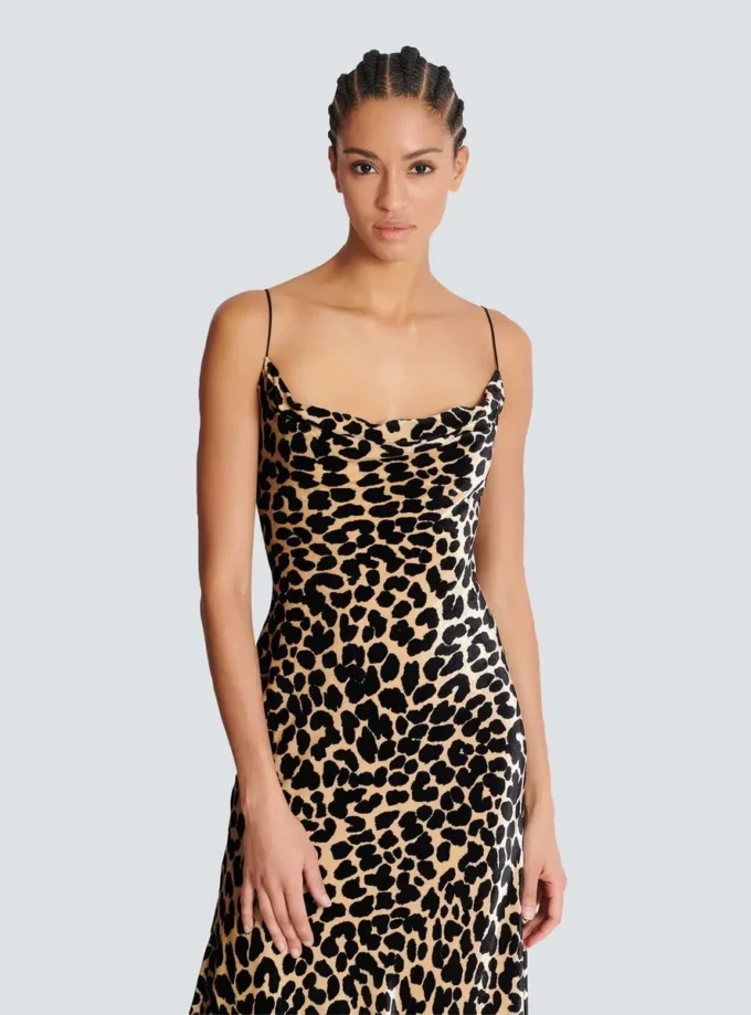 Flödande klänning i sammet med leopardmönster Flödande klänning i sammet med leopardmönster
