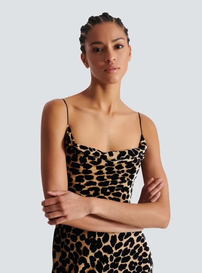 Flödande klänning i sammet med leopardmönster Flödande klänning i sammet med leopardmönster
