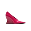 Glänsande kilklackade pumps i lammskinn