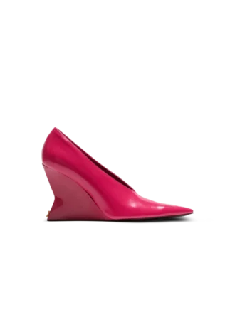 Glänsande kilklackade pumps i lammskinn