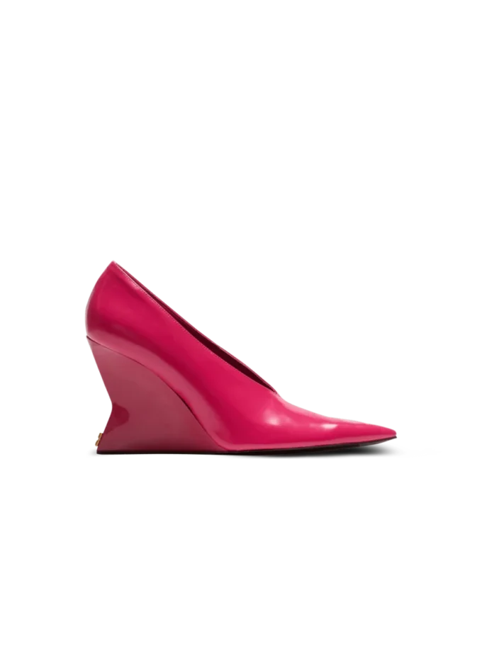 Glänsande kilklackade pumps i lammskinn