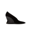 Glänsande kilklackade pumps i lammskinn