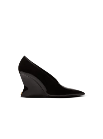 Glänsande kilklackade pumps i lammskinn
