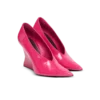 Glänsande kilklackade pumps i lammskinn