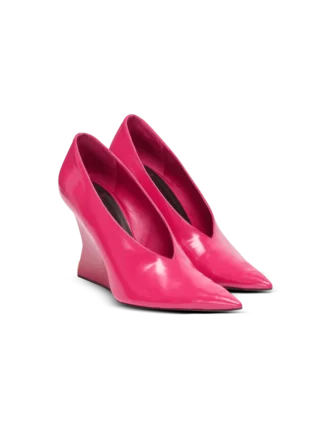 Glänsande kilklackade pumps i lammskinn