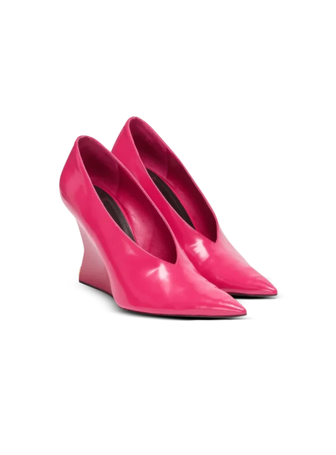 Glänsande kilklackade pumps i lammskinn