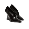 Glänsande kilklackade pumps i lammskinn
