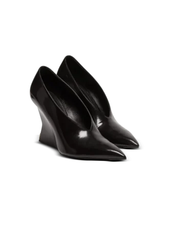 Glänsande kilklackade pumps i lammskinn