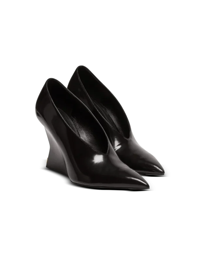Glänsande kilklackade pumps i lammskinn