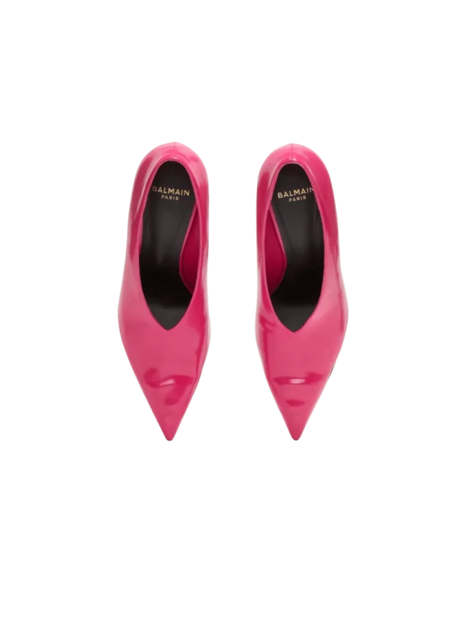 Glänsande kilklackade pumps i lammskinn