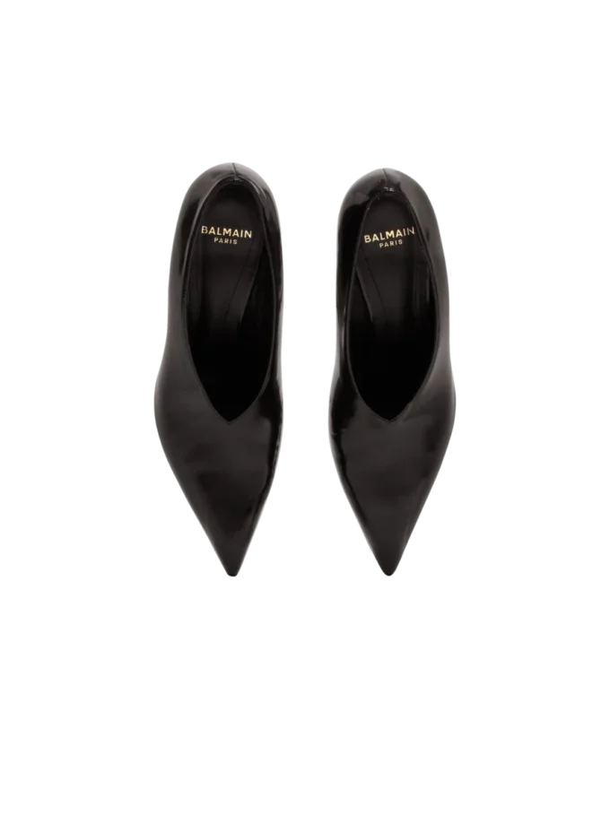 Glänsande kilklackade pumps i lammskinn