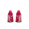 Glänsande kilklackade pumps i lammskinn