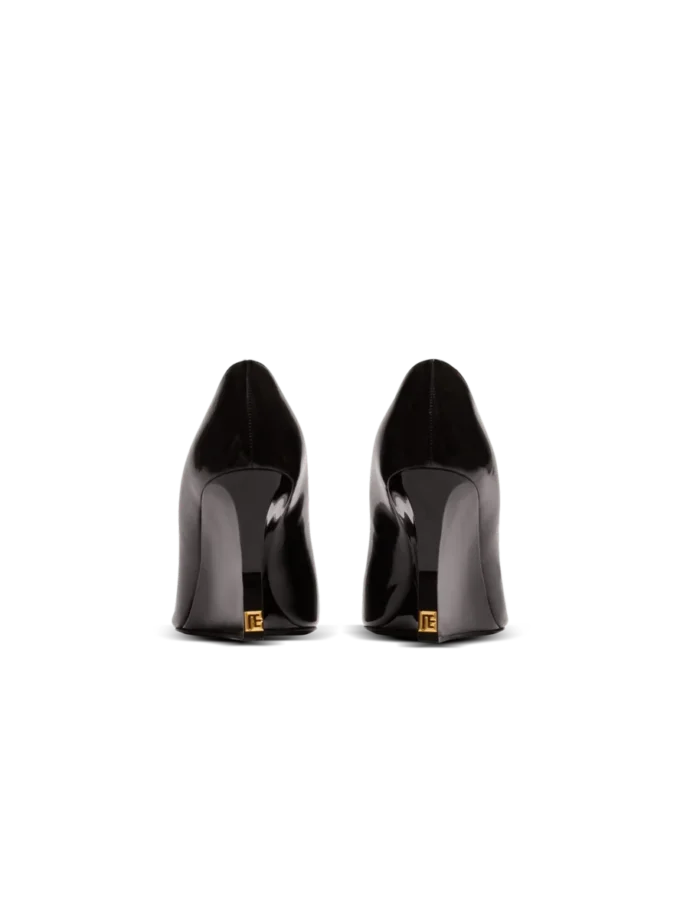 Glänsande kilklackade pumps i lammskinn
