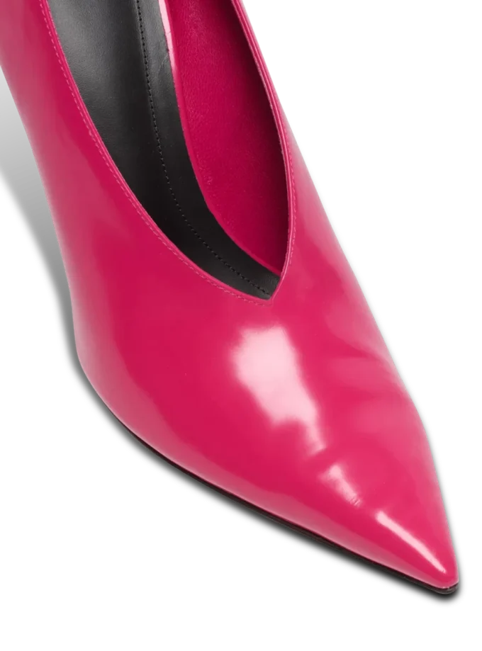 Glänsande kilklackade pumps i lammskinn