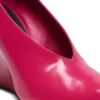 Glänsande kilklackade pumps i lammskinn
