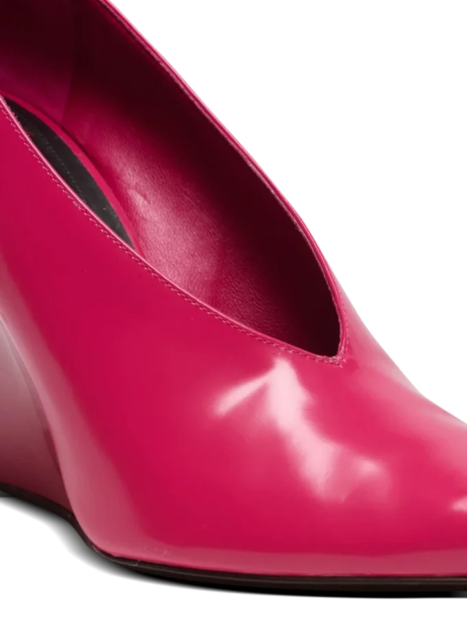 Glänsande kilklackade pumps i lammskinn