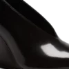 Glänsande kilklackade pumps i lammskinn