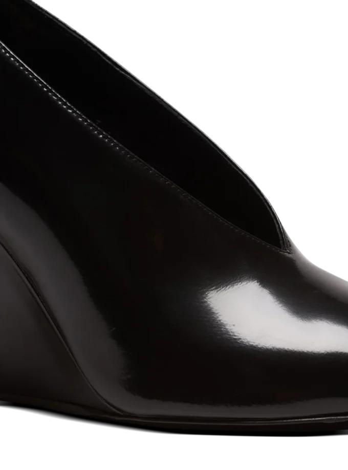 Glänsande kilklackade pumps i lammskinn