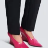 Glänsande kilklackade pumps i lammskinn